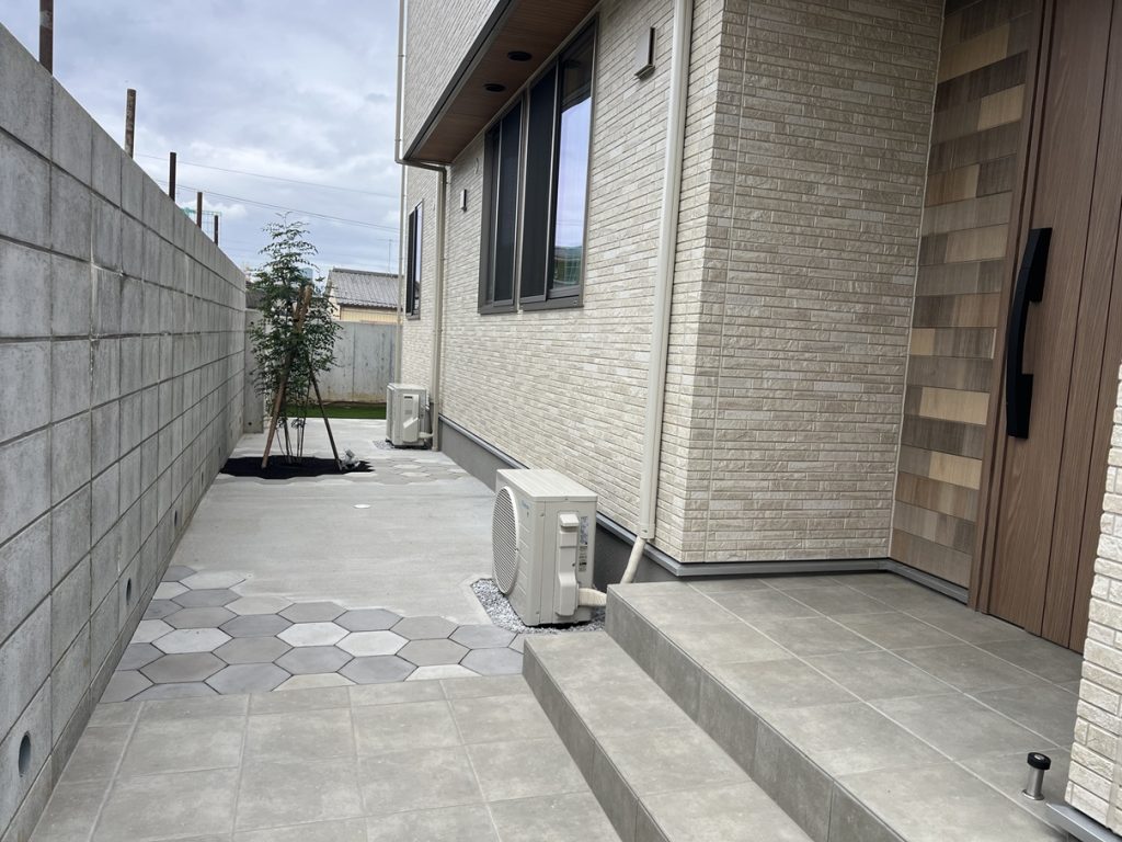 デザインコンクリートが印象的な外構