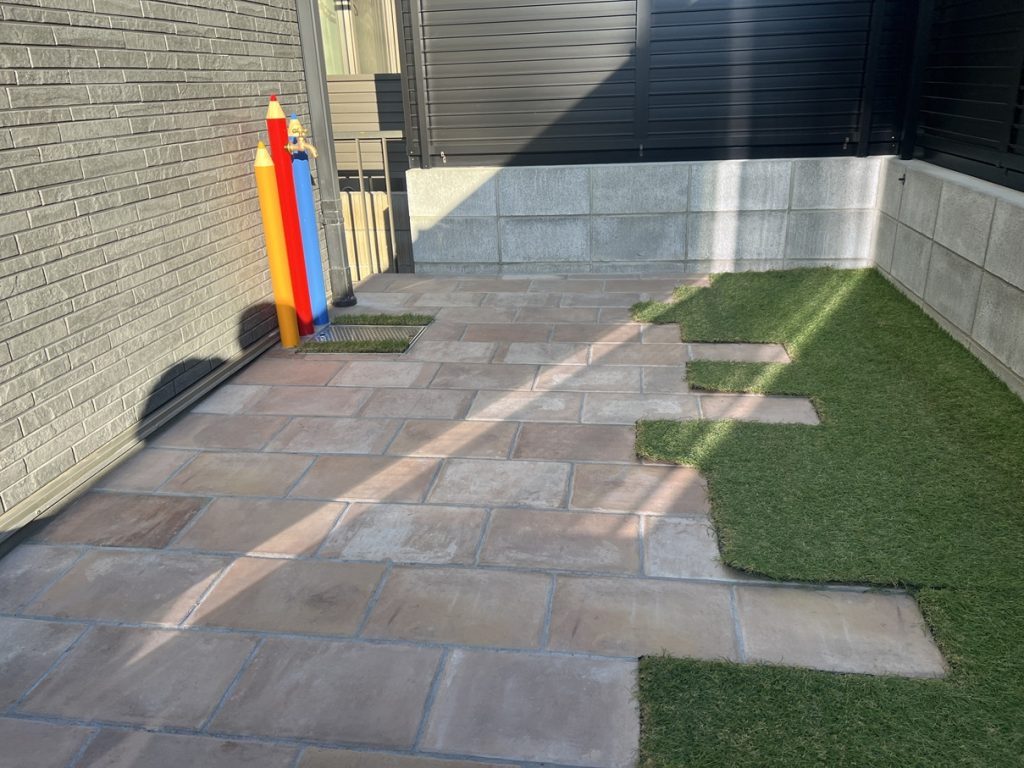 色鉛筆の水栓柱が目を引くお庭